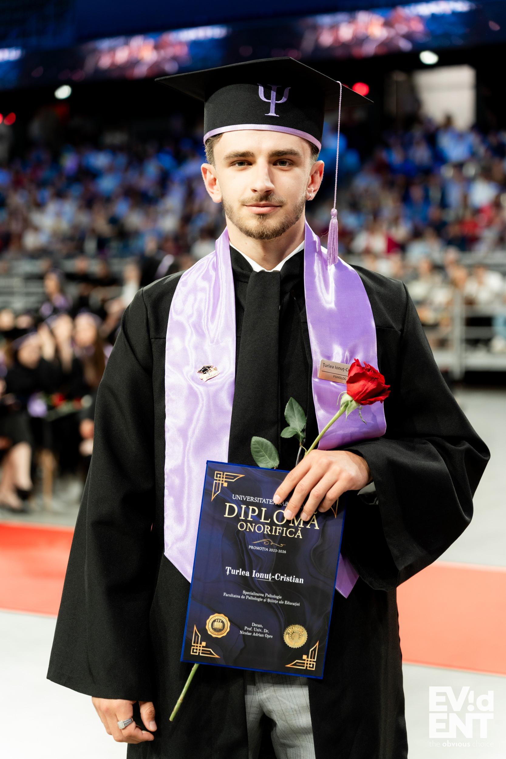 Cristian Țurlea la absolvire, cu diploma și un trandafir